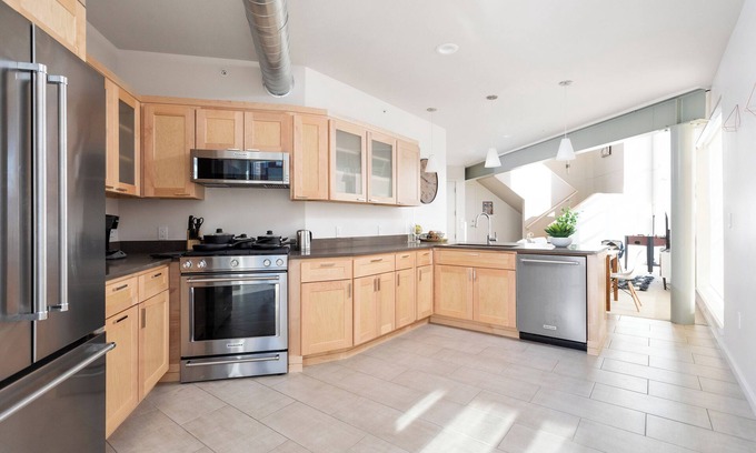 Near Eastside Casa | Modern Penthouse on Mass By CozySuites