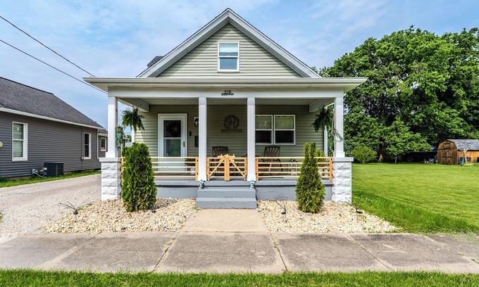 Ottawa Casa | Modern pet friendly house near Starved Rock! Fully fanced yard!