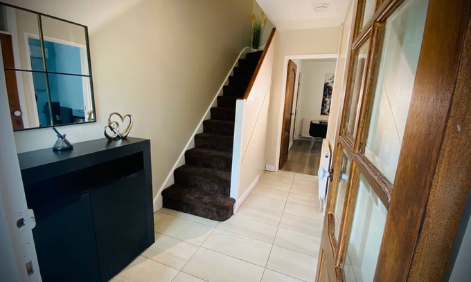 Stevenage Casa | Modern-PetFriendly-privateGarden-Family-20MinToLDN