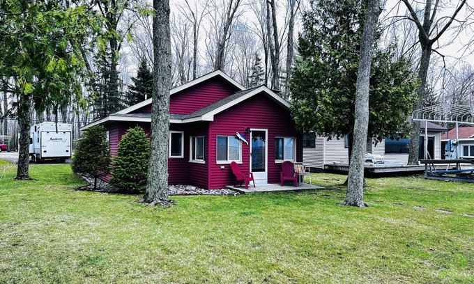 Houghton Lake Cabaña | Modern Pine Home Houghton Lakefront