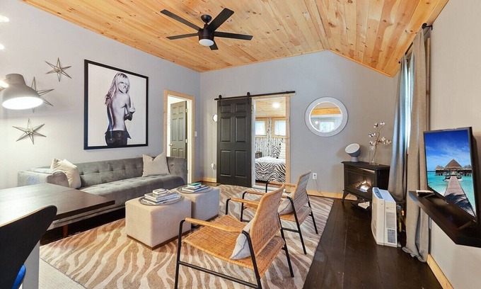 Pocono Pines Cabina | Modern Pocono Cabin | Firepit | BBQ | Pets OK