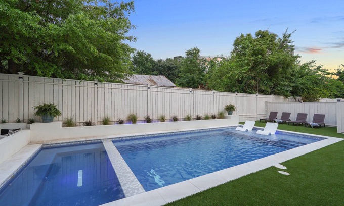 Thunderbolt Casa | Modern Poolside Retreat: Ultimate blend of comfort, luxury, and location