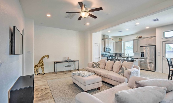Porter Casa | Modern Porter Home w/ Furnished Deck!