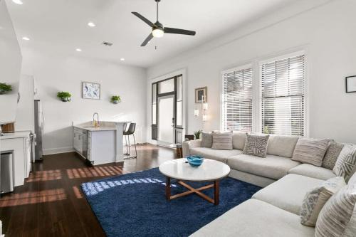 Saint Thomas Development Apartamento | Modern pristine stunning 2BD Garden District Apt