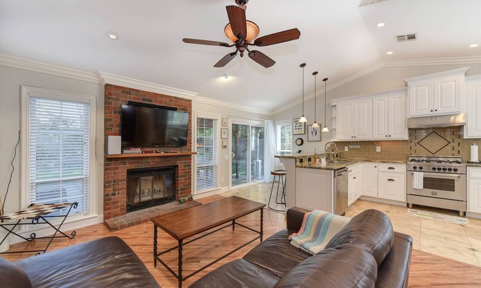 Antelope Casa | Modern private 3 bed/ 2 bath home close to freeway/ shopping/ dining