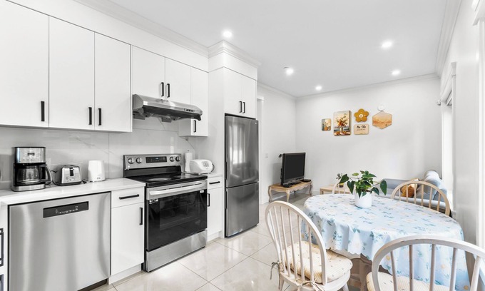 Renfrew-Collingwood Casa | Modern Private 3BR House