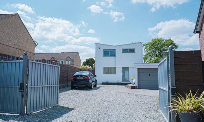 Shirley Casa | Modern Private Gated Luxury Home Getaway