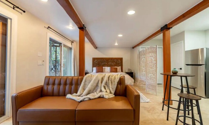 Calabasas Apartamento | Modern Private Guest Suite in Tranquil Topanga