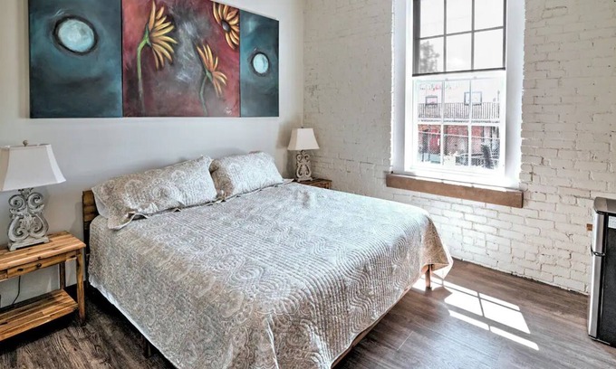 Hickory Apartamento | Modern & Private King Room in Historic Downtown!