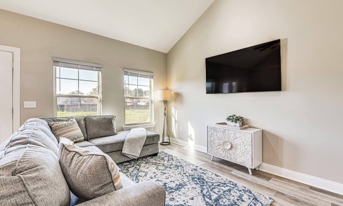 Dothan Casa | Modern & Private Retreat Near Historic Downtown!