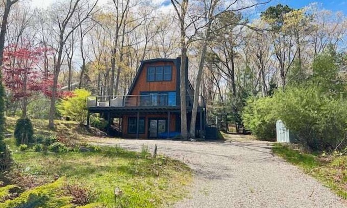 Forestdale Casa | Modern & Private Retreat, Walk To Snake Pond