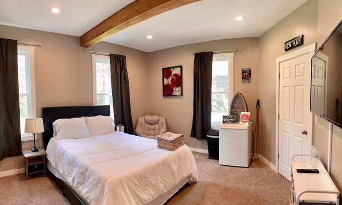 Accident Casa | Modern Private Room near Deep Creek Lake