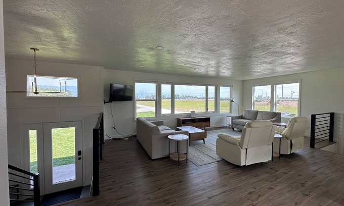 Kalispell Casa | Modern, quiet, and spacious country home just minutes from all amenities