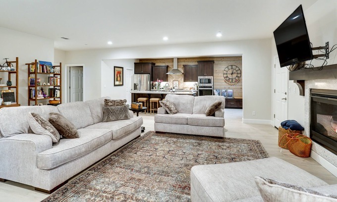 Redding Casa | Modern Redding Home - 7 Mi to Sundial Bridge!