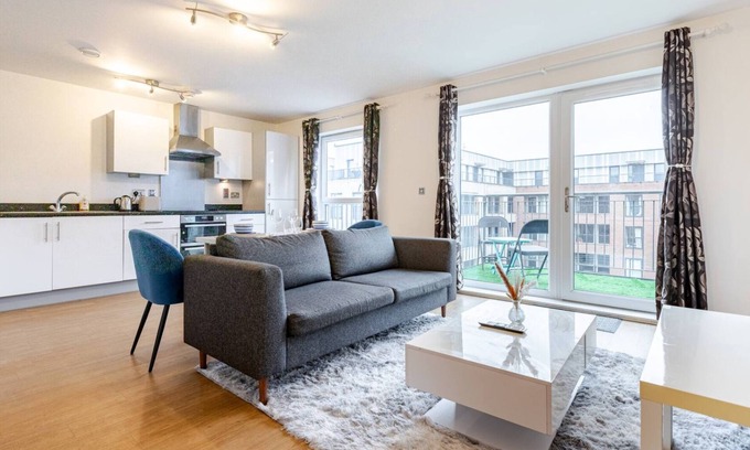 Havering Apartamento | Modern & Relaxing 2 Bed Flat with Balcony, Easy London Access