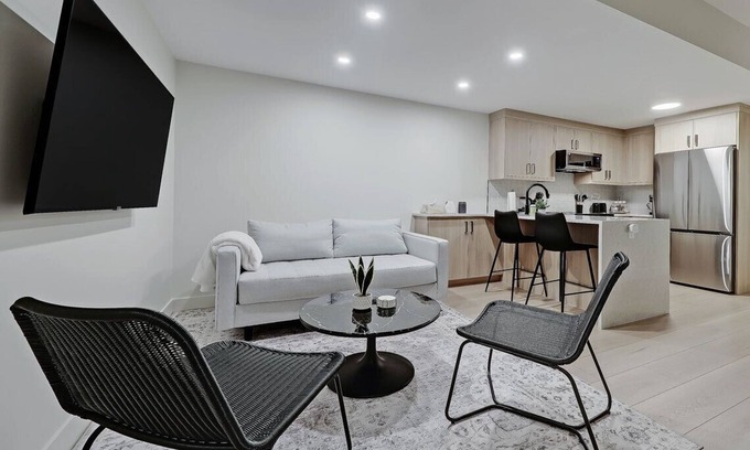 Northwest Calgary Casa | Modern & Relaxing Suite - Full Kitchen - King Bed + 2 Twin Beds - Pet Friendly!