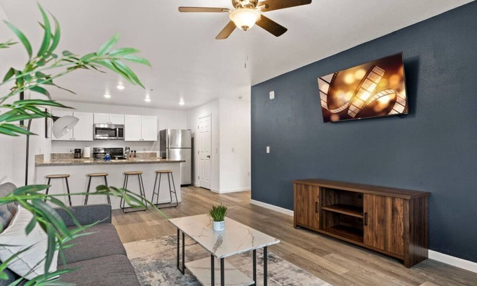 Reno/Tahoe Airport Apartamento | 2 Bed Getaway with Free Parking & Modern Comforts