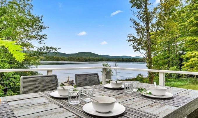 Richmond Casa | Modern, Renovated Lakefront Escape