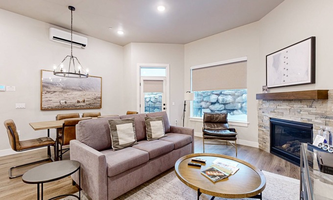 Park City Condominio | Modern resort condo with pool, hot tub + shuttle service
