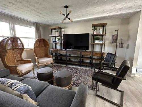 Englewood Casa | Modern Retreat - Newly Remodeled Gem