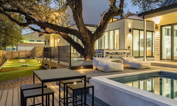 Bouldin Cabaña | Henley by Avantstay Plunge Pool, Incredible Patio & Guest House!