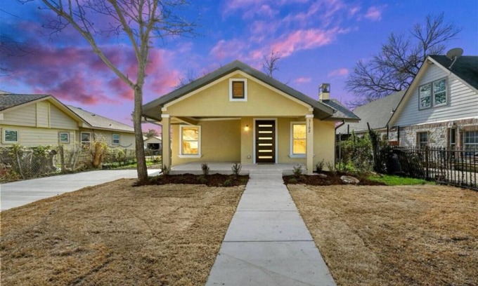 South Dallas - Fair Park Casa | Modern Retreat with Pool Table