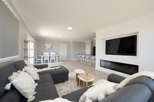 Nunile Casa | Modern Retreat with Stunning Panoramic Views