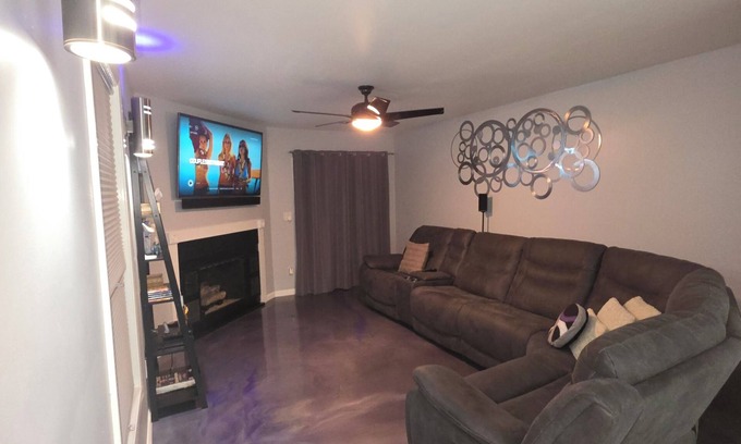 High Point Condominio | Modern/Retro 2br Condo by Exceptional Stays