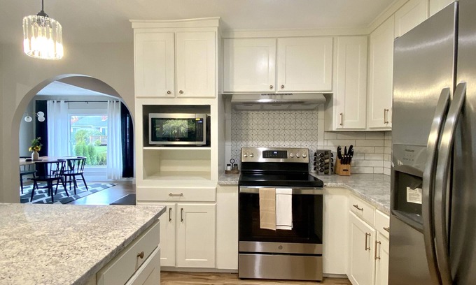 Cedar Hills Casa | Modern Retro Chic 3B/2BR House in Beaverton, OR