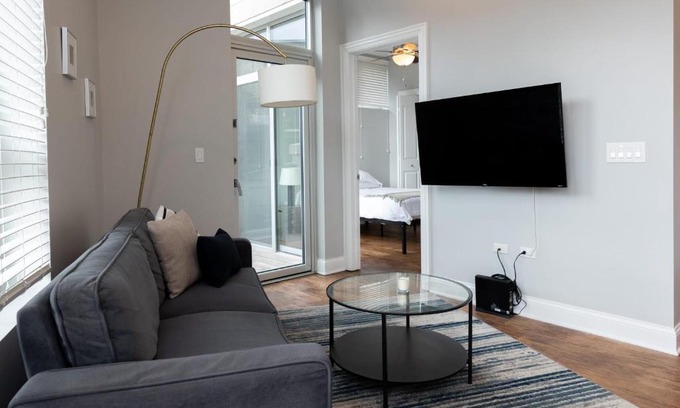 River West Apartamento | Modern River West 2BR with W&D by Zencity