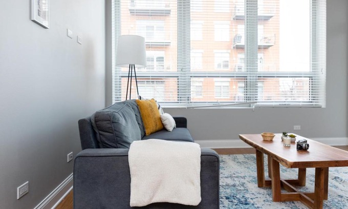 River West Apartamento | Modern River West 2BR with W&D by Zencity