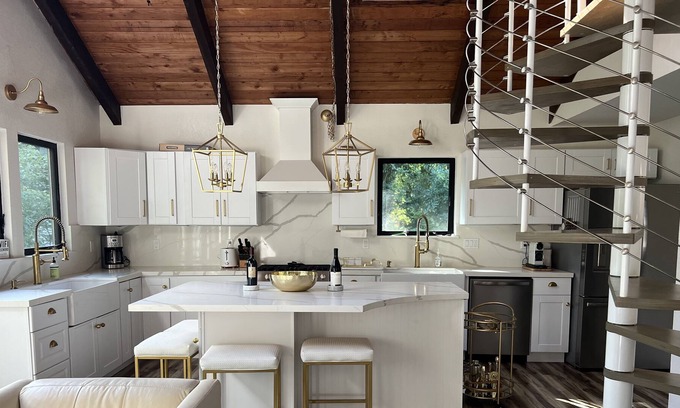Guerneville Cabina | Modern riverfront cabin in the trees.