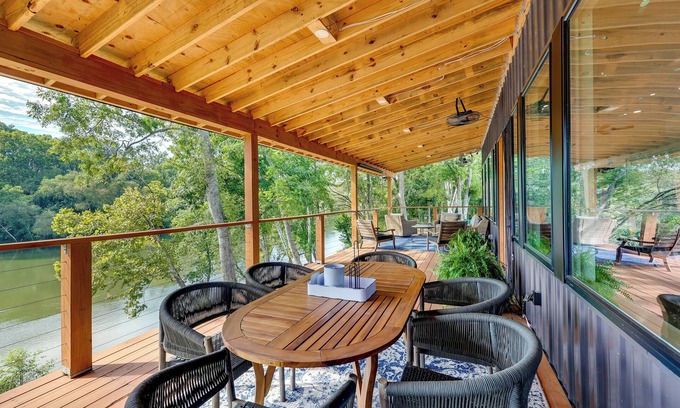 Arkadelphia Casa | Modern, Riverfront Family House w/ Balcony & Grill