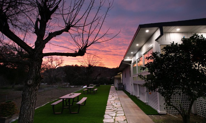 Three Rivers Casa | Modern Riverfront Estate 4,000 sqft, Mini Golf Arcade Games 2.5 Acre Flat Land