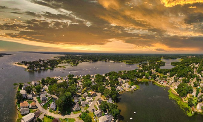Wareham Center Casa | Modern Romantic Cottage on Mirror Cove