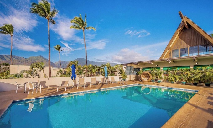 Kahului Hotel | Modern Room w/ Stunning Garden Views | Beachfront Vibes w/ Outdoor Pool Access