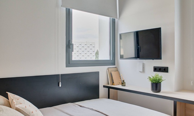 Milagrosa Apartamento | Modern Room with High-Speed Wi-Fi in Pamplona