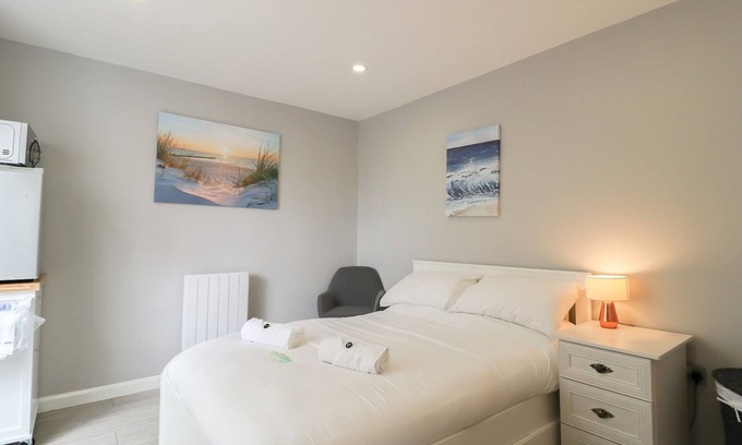 Newcastle-upon-Tyne Casa | Modern Room with Private Outdoor space | Pass The Keys