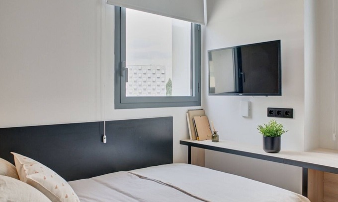 Milagrosa Apartamento | Modern Room with Wi-Fi in Pamplona, Sleeps 2
