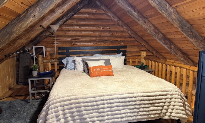Brainerd Cabina | Modern Rustic authentic log cabin on Borden Lake.