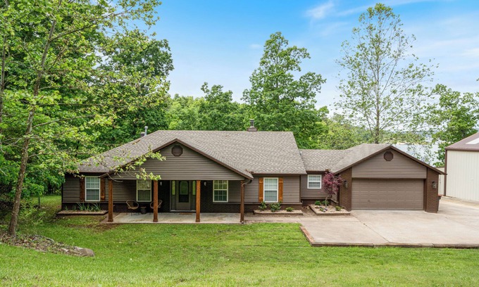 Rogers Casa | Modern-Rustic brand new Lake front home with hot tub + kayaks!