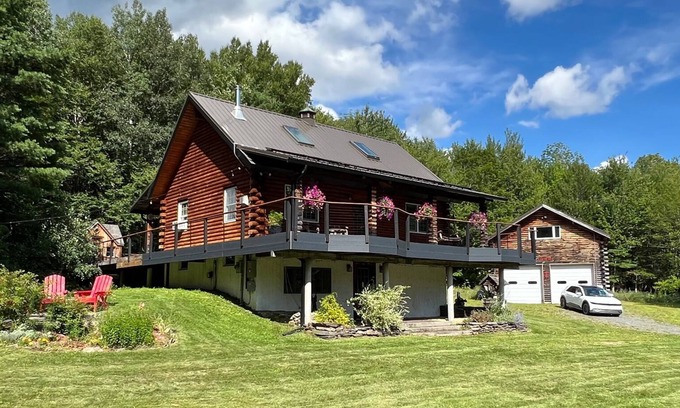 Grand Gorge Chalet De Esquí | Modern Rustic Log Chalet w/ mtn views, pool & bonus loft on 17 secluded acres