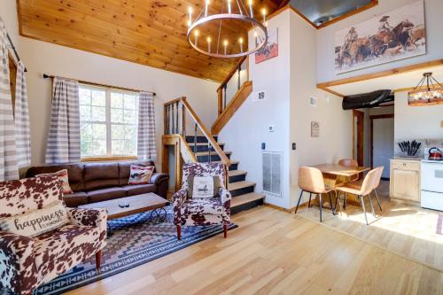Cosby Casa | Modern-Rustic Love Cabin in Cosby Deck and Grill