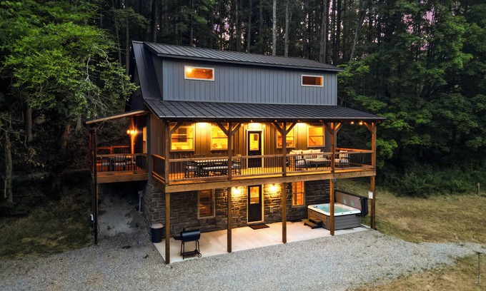 McArthur Cabina | Modern Rustic Retreat ~Newly Built Cabin w/EV charger, only 6mi to Ash Cave