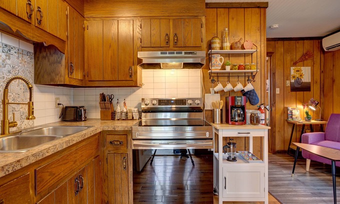Sciota Cabina | Modern Rustic Retreat w/Private Trails & Stream