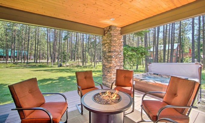 Ronald Casa | Modern-Rustic Ronald Getaway Hot Tub, Grill!