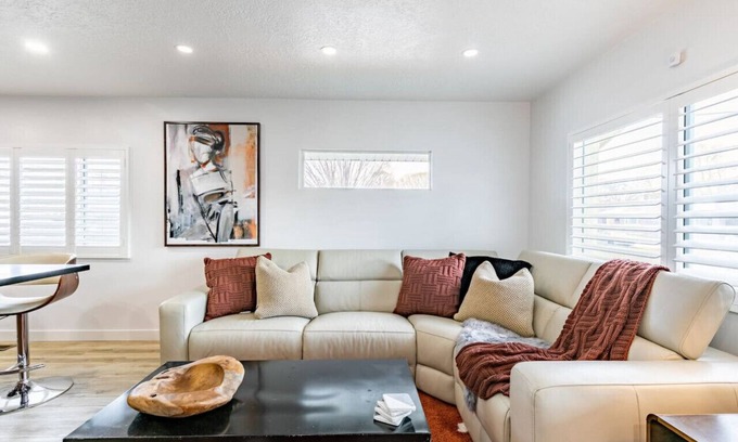 People's Freeway Apartamento | Modern Rustic Stay | Hot Tub | Downtown