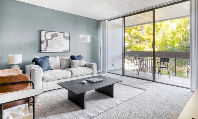 Central San Mateo Apartamento | Modern San Mateo 1BR w/ W/D, BBQ & Pool, nr Caltrain, by Blueground