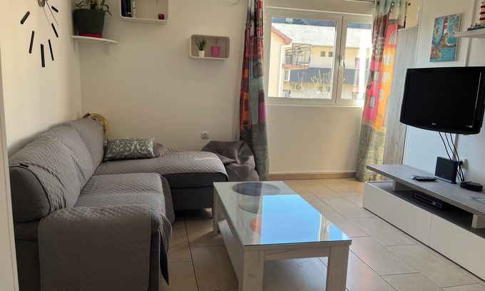 Tomicici Apartamento | Apartamento moderno junto al mar con balcón - Erika,Donja Lastva