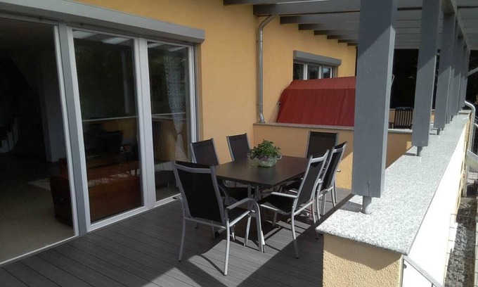 Baunatal Casa | Modern semi-detached house with covered terrace and fenced garden.
